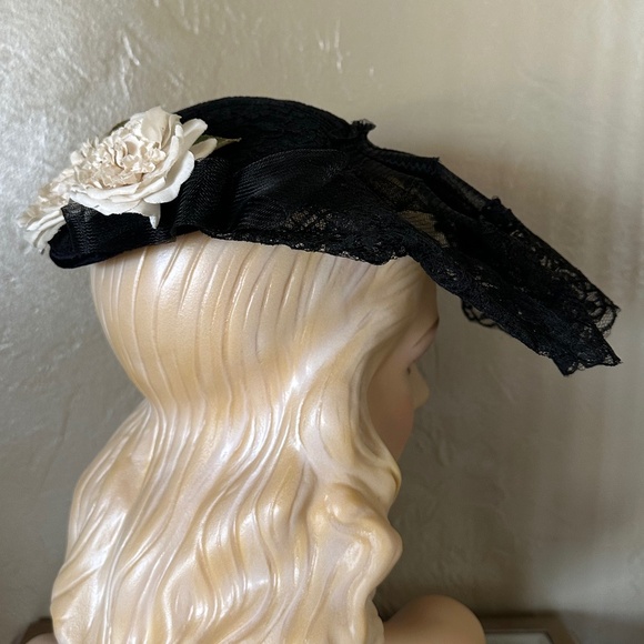 FASHIONABLE 1940\'s BLACK STRAW & LACE HAT WITH IVORY FLOWERS main image 5